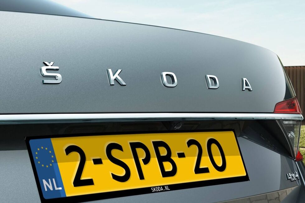 2109-SKODA-superb-hatchback-02.jpg