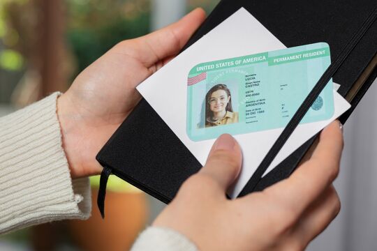 top-view-green-card-application kentekenbewijs aanvragen